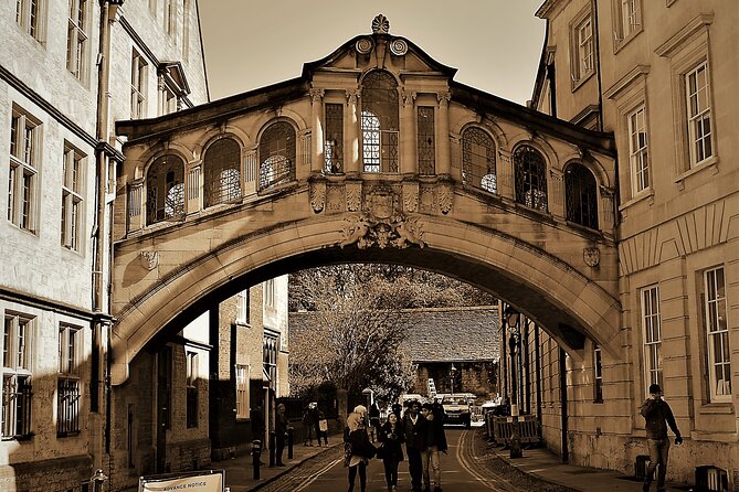 90 Minute Classic Walking Tour of Oxford - St Aldates Gate to Christ Church: Views, Gardens, and Name Meanings