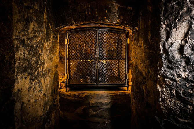 90min Underground Whisky Tasting in Edinburgh's Old Town - Underground pacing, small group feel, and what the night is like