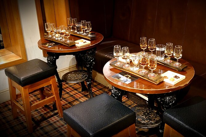 Afternoon Whisky Tasting in a Traditional Edinburgh Bar - Neil’s Style: Down-to-Earth Answers and Real-Time Comparison