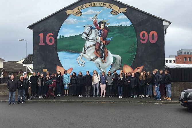 Black Taxi Tour and Crumlin Road Gaol tour Combo - Black Taxi Portion: Murals, Gates, and the Peace Wall