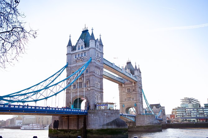 Black Taxi Tour of London: Classic Sightseeing Bespoke & Fun - Tower of London perimeter walk: history you can feel without entering