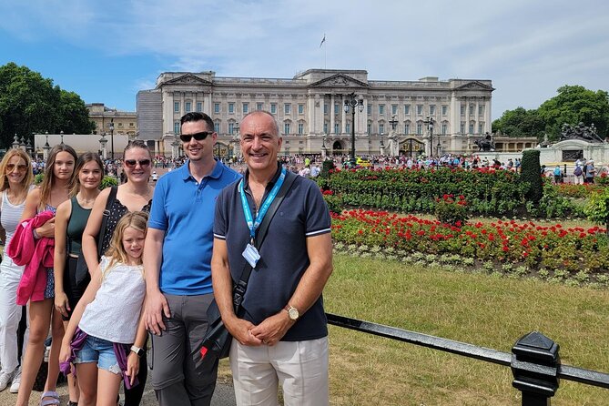 Buckingham Palace: Walking Tour with Entry & Audio Guide - Reaching Buckingham Palace: ticket checks and getting oriented