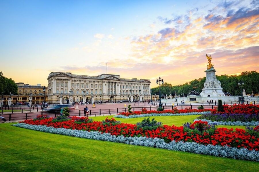 Buckingham Palace & Windsor Castle: Full-Day Tour - Meeting at The King’s Gallery: first you line up, then you glide