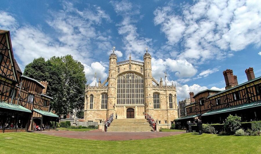 Buckingham Palace & Windsor Castle: Full-Day Tour - Free multimedia tour at Windsor: set your own pace