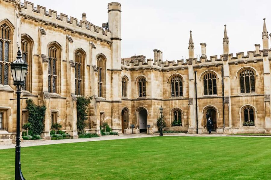 Cambridge: Alumni-Led Walking Tour w/ King's College Option - Cavendish Laboratory: where science history becomes a walkable stop
