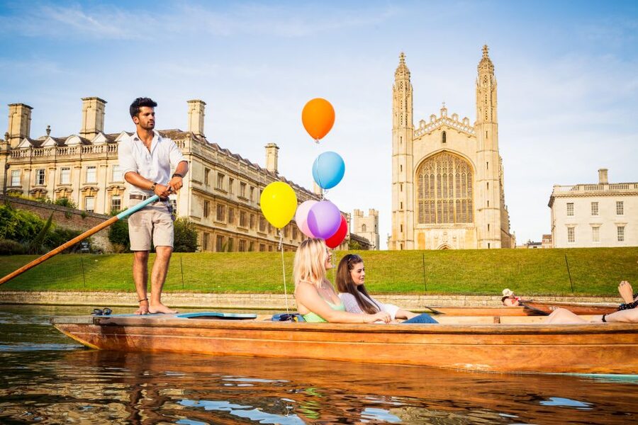 Cambridge: Shared Punting Tour with Guide - The first big wow: gliding under the Bridge of Sighs