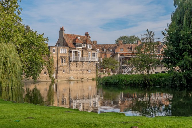 Cambridge University Colleges Guided Punting Tour - Darwin College Islands: The Peaceful Warm-Up Stop