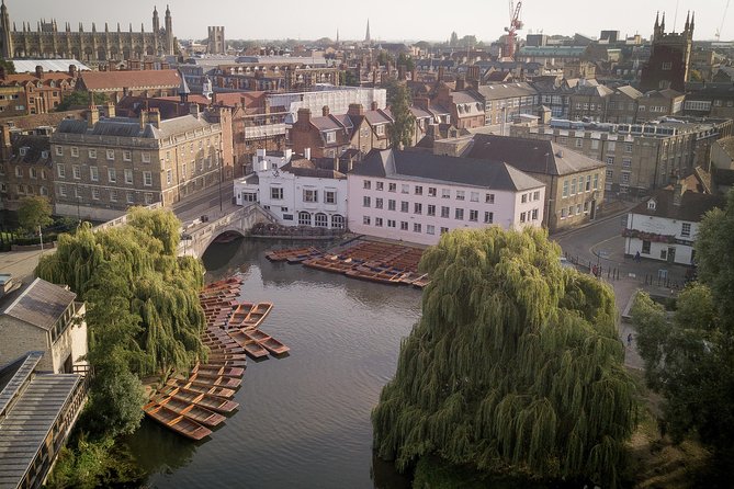 Cambridge University Walking Tour by Alumni™ Kings College Option - Trinity and St John’s: rivalry, architecture, and big alumni energy