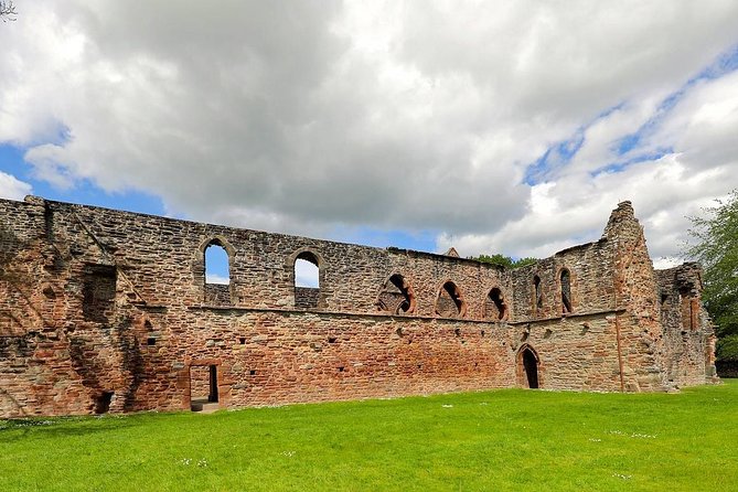 Cawdor Castle, Inverness, Culloden, Outlander and Loch Ness Tour - Bus comfort, timing, and the “back row” reality