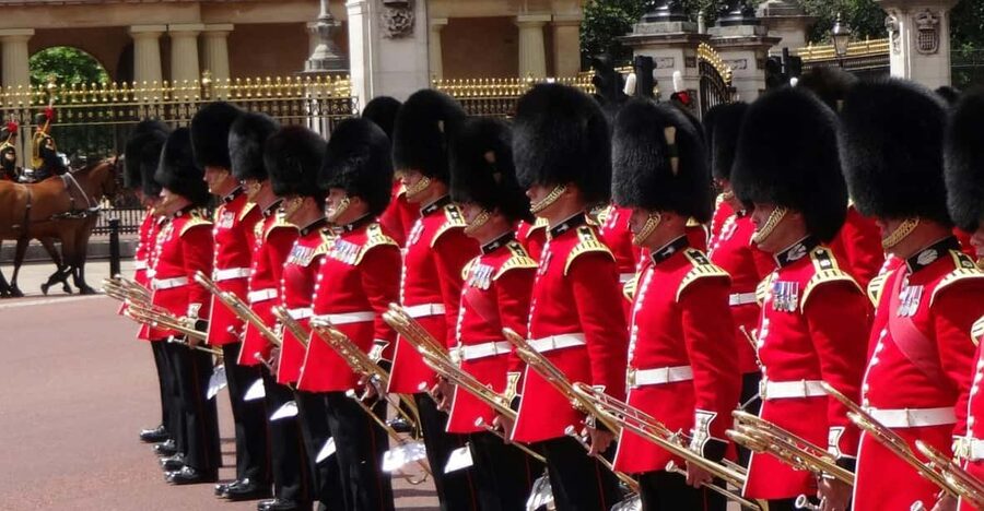 Changing of the Guard Experience in London - Timing, walking pace, and how to avoid the usual frustration