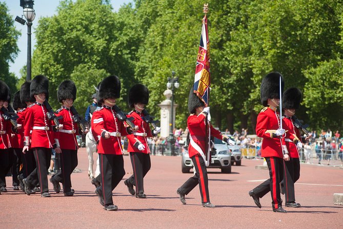 Changing of the Guard Guided Tour at Buckingham Palace - Getting to Buckingham Palace without getting swallowed by the crowd