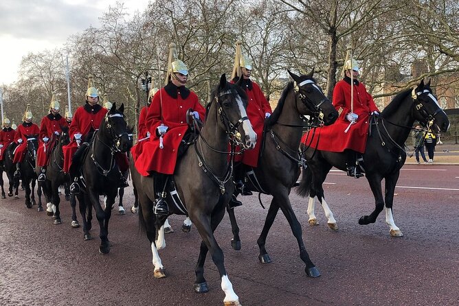 Changing of the Guard Guided Walking Tour in London - Crowds, Christmas-week intensity, and why your timing matters