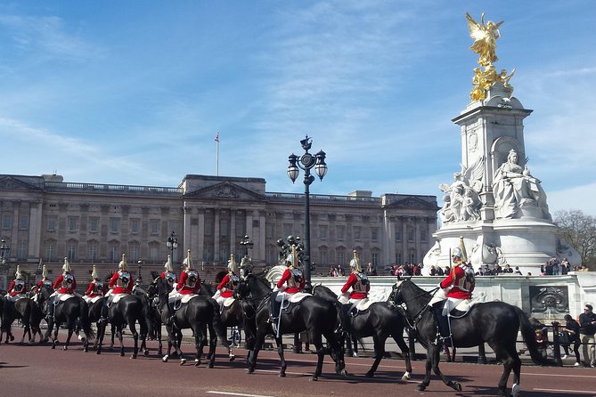 Changing of the Guard Guided Walking Tour in London - Stop 1: Piccadilly Circus, the fast start in the heart of it