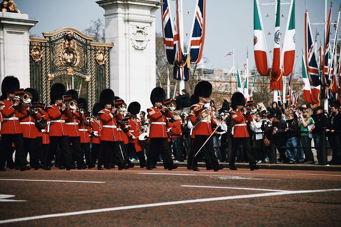 Changing of the Guard Guided Walking Tour Semi-Private 12ppl Max - Why this Changing of the Guard route beats hopping around