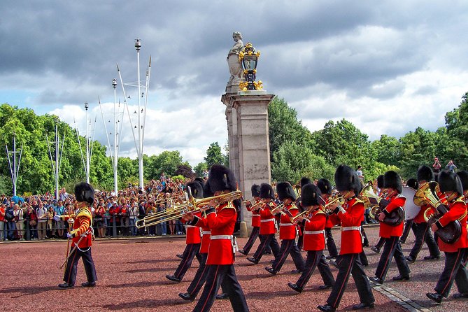 Changing of the Guard Guided Walking Tour Semi-Private 12ppl Max - Semi-private max 12: why the group size feels different