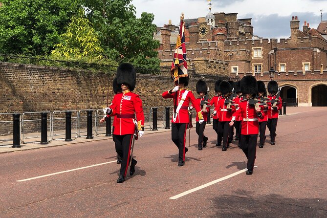 Changing of the Guard Walking Tour - Meeting at Edward VII, Ending Near Buckingham Palace