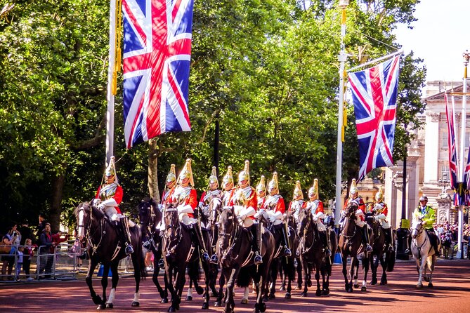 Changing of the Guard Walking Tour - Horse Guards Parade at Whitehall: Where the Symbolism Clicks