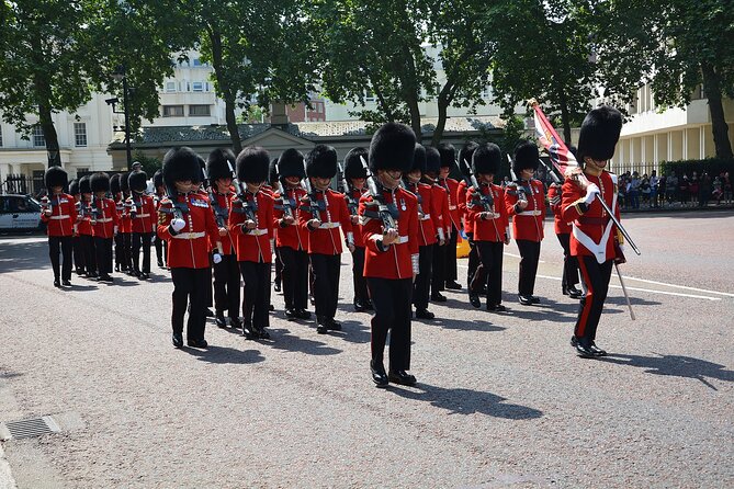 Changing of the Guard Walking Tour - Buckingham Palace Views Without the Forecourt Crush