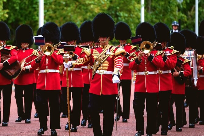 Changing of the Guard Walking Tour in London at Buckingham Palace - Meeting at Victoria Palace Theatre, and how to not miss your group