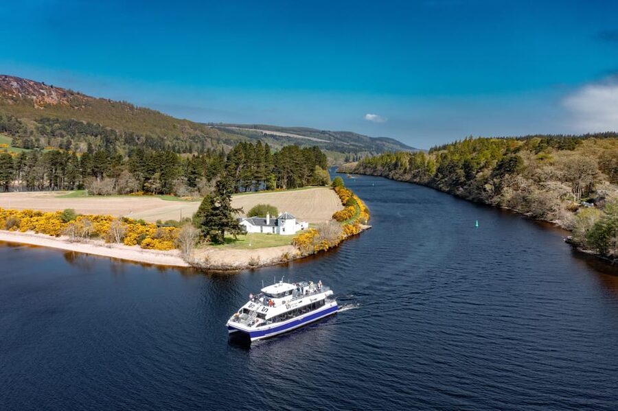 Dochgarroch: Caledonian Canal and Loch Ness 50min Cruise - The onboard experience: live guide storytelling and keeping it moving