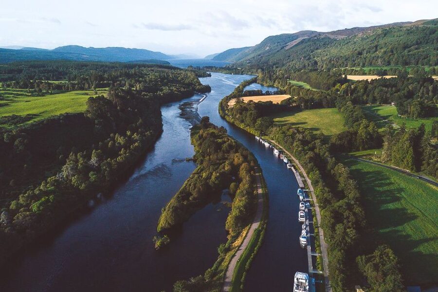 Dochgarroch: Loch Ness and Caledonian Canal 2-Hour Cruise - Onboard Comfort: Snacks, Bar, and Staying Warm