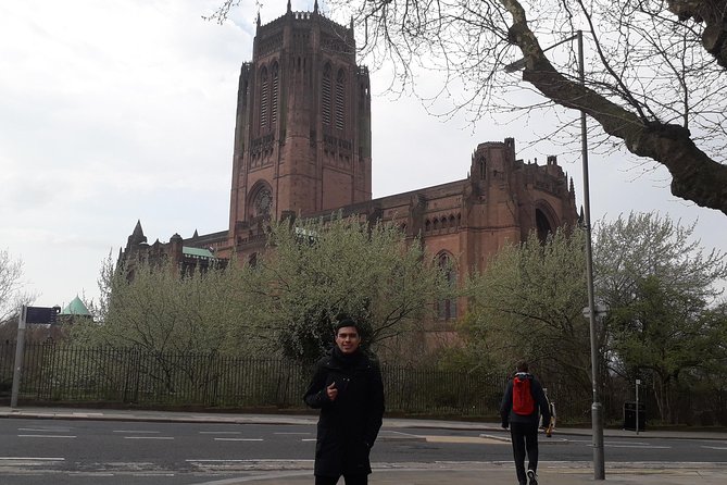 Downtown Liverpool Walking Tour - In Spanish - Liverpool ONE streets, then Pier Head with the Three Graces