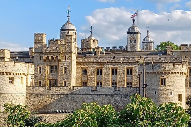 Easy Access Tower of London Crown Jewel Torture and Executions - Tower Green, the Scaffold Site, and the Beefeaters in action