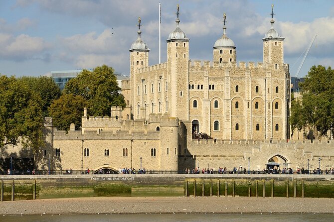 Easy Access Tower of London Crown Jewel Torture and Executions - Raven House and battlements, plus the smart photo stops