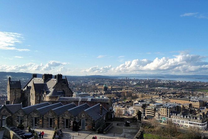 Edinburgh Castle Guided Walking Tour in English - Meeting point on 192 High St: how to get it right