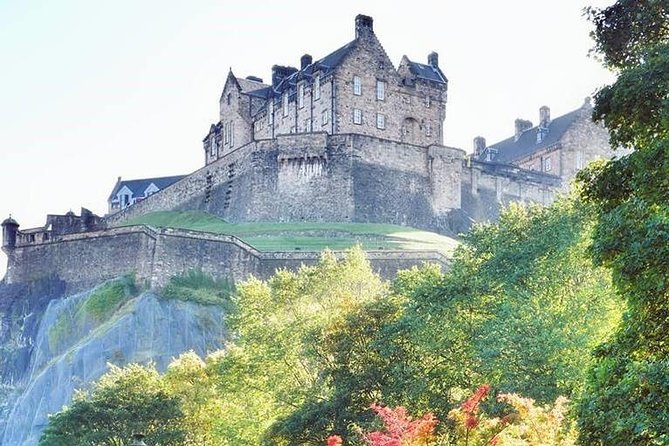 Edinburgh Castle Guided Walking Tour in English - Walking up together: what happens before the castle gates