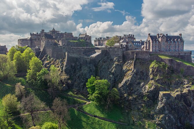 Edinburgh Castle: Guided Walking Tour with Entry Ticket - A guided walking tour that actually prepares you for the castle