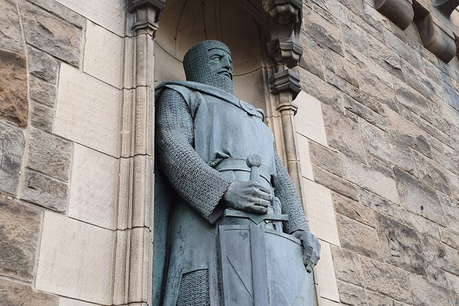 Edinburgh Castle Highlights Tour with Tickets, Map, and Guide - Group size, pacing, and how to handle the uphill walk