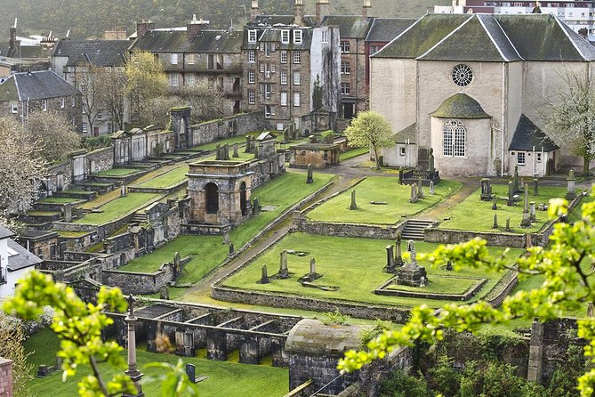 Edinburgh Darkside Walking Tour: Mysteries, Murder and Legends - A nighttime walk on the Royal Mile, minus the daytime crowds