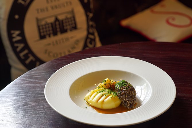 Edinburgh Food & Drink Tour with EatWalk Tours - Edinburgh Castle Stop: The Whisky Liqueur Focus