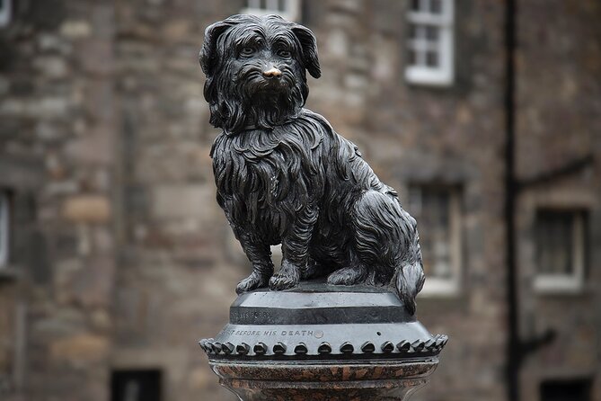 Edinburgh Full Day Walking Tour with Castle Included -Small Group - Closes, cobbles, and festivals: making medieval streets feel legible
