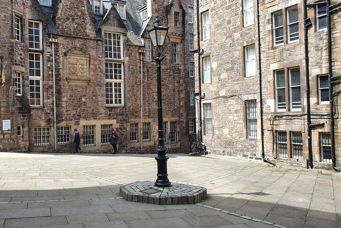 Edinburgh Private Walking Tour - Advocates Close for Old Town to New Town views and Jacobite-era clues