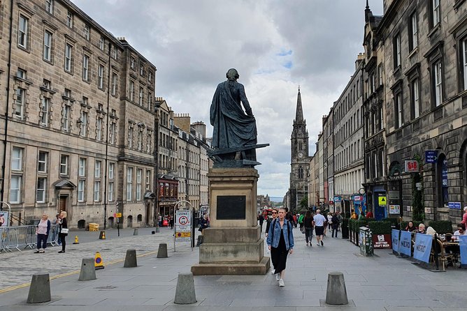 Edinburgh Private Walking Tour - Deacon Brodies Tavern and the dual life story behind Dr. Jekyll