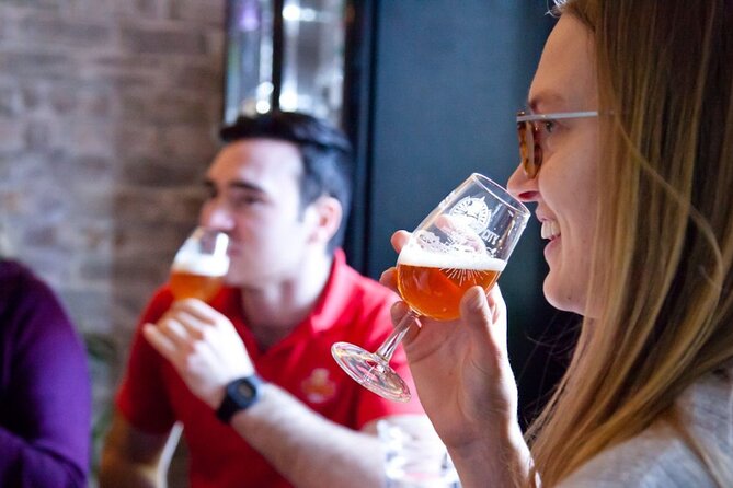 Edinburgh: Pubs & History Walking Tour with Beer Tasting - Old Town orientation near the castle shadow