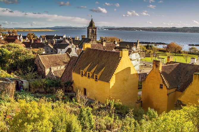 Edinburgh: The Outlander, Palaces & Jacobites Tour - The Real Value: Transport, Live Narration, and a Small 32-Person Group