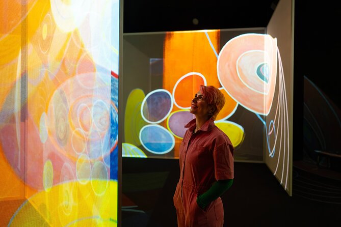 Frameless - Immersive Art Experience in London - The Art of Abstraction: a digital maze of shape and sound