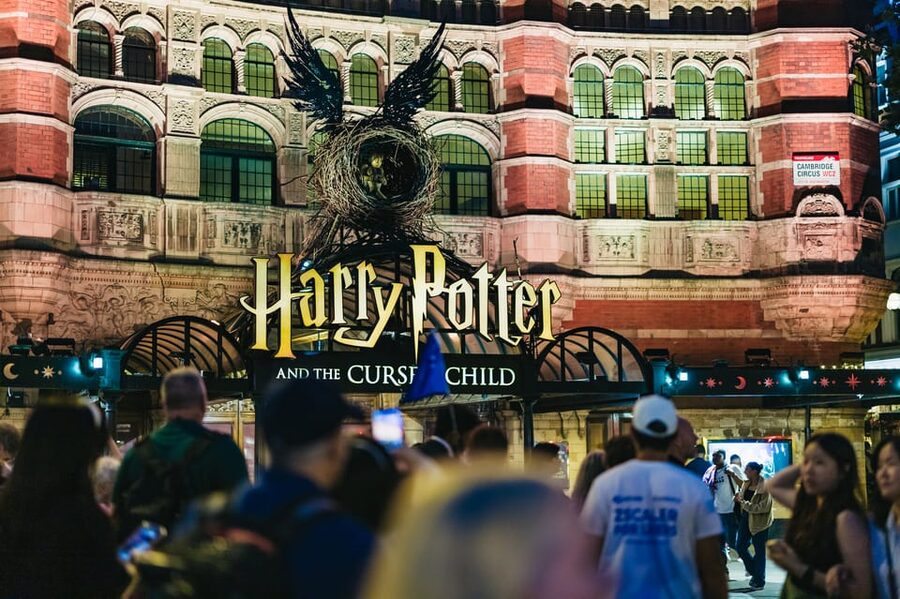 French Language: Original Harry Potter Walking Tour - Wizarding-labeled stops: Leaky Cauldron, Diagon Alley, Knockturn Alley, and Gringotts