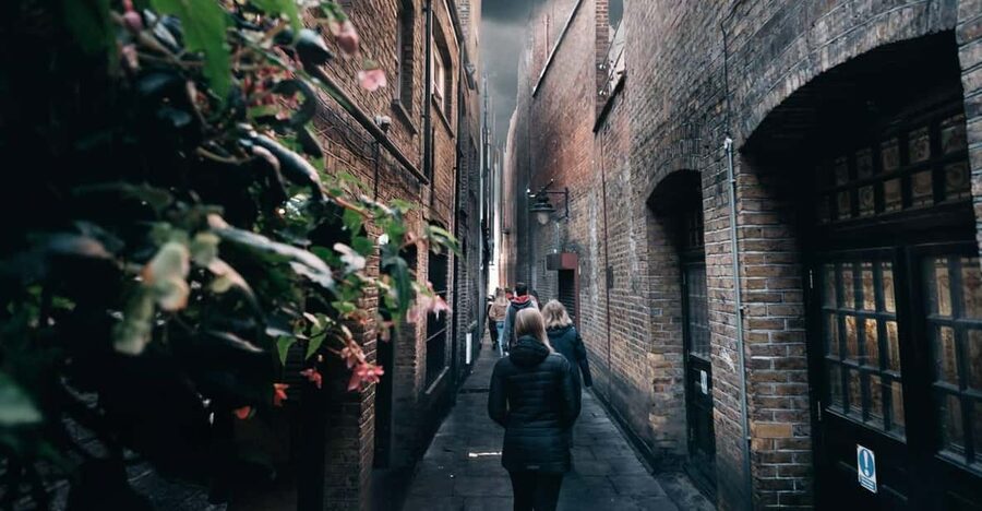 French Language: Original Harry Potter Walking Tour - Borough Market and Southwark Cathedral: where the walk starts to feel cinematic