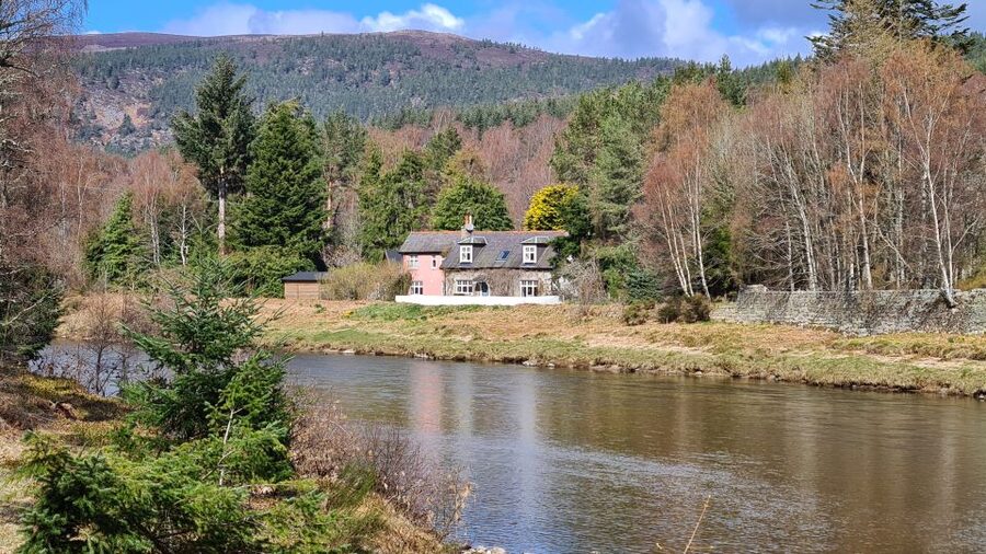 From Aberdeen: Balmoral Estate & Royal Deeside Tour - Van comfort, group size, and hearing the guide