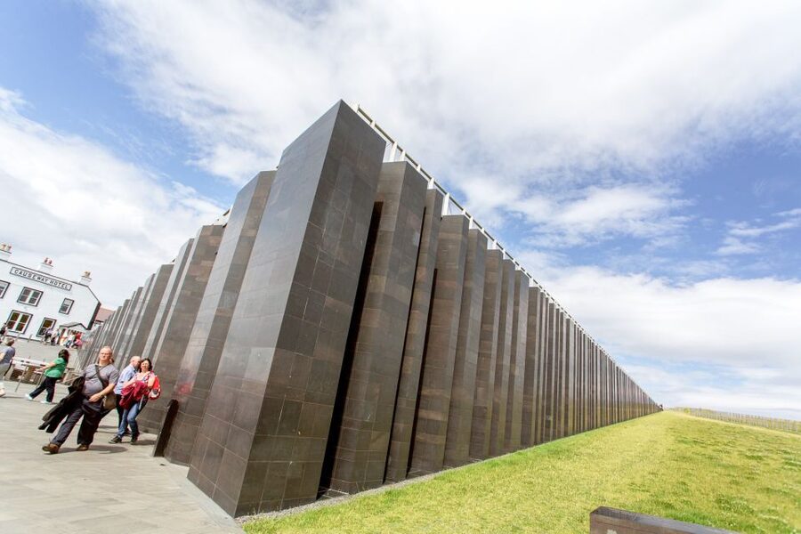 From Dublin: Giant's Causeway, Dark Hedge & Belfast Tour - The Role of the Driver/Guide: How Stories Improve the Long Ride