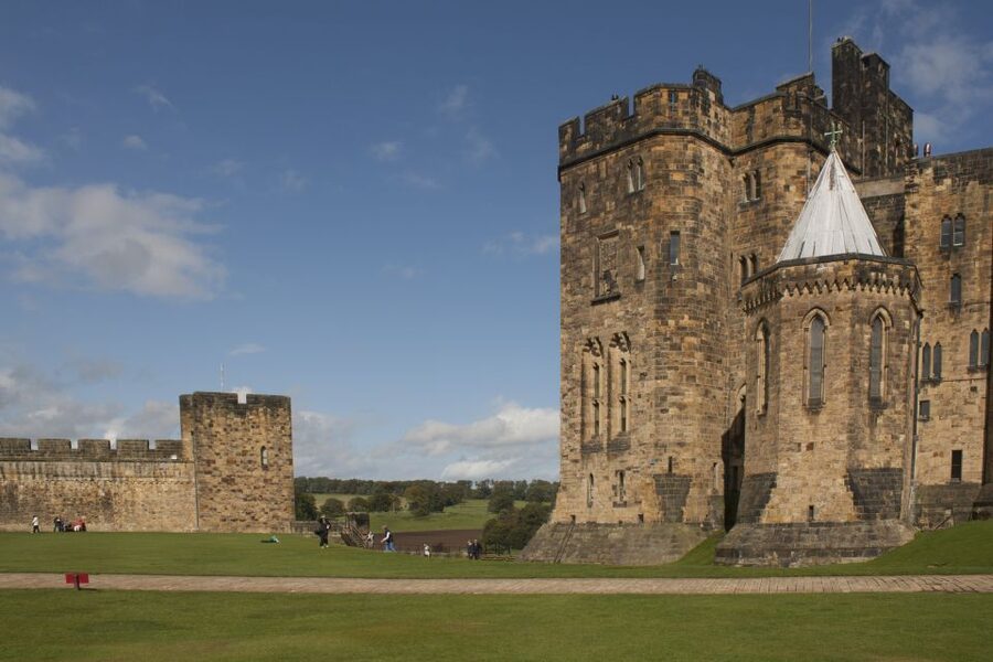 From Edinburgh: Alnwick Castle and Scottish Borders Tour - Price and value: why $129 can work if you like real admissions and real time