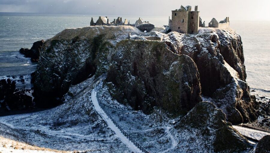 From Edinburgh: Glamis and Dunnottar Castles Tour in Italian - Stonehaven seaside break: where the day breathes again