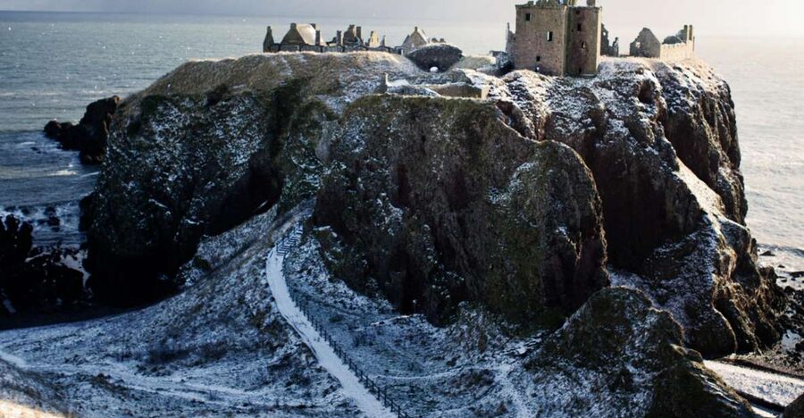 From Edinburgh: Glamis and Dunnottar Castles Tour in Italian - Dunnottar Castle cliffs: the main event, and how to enjoy the 75 minutes