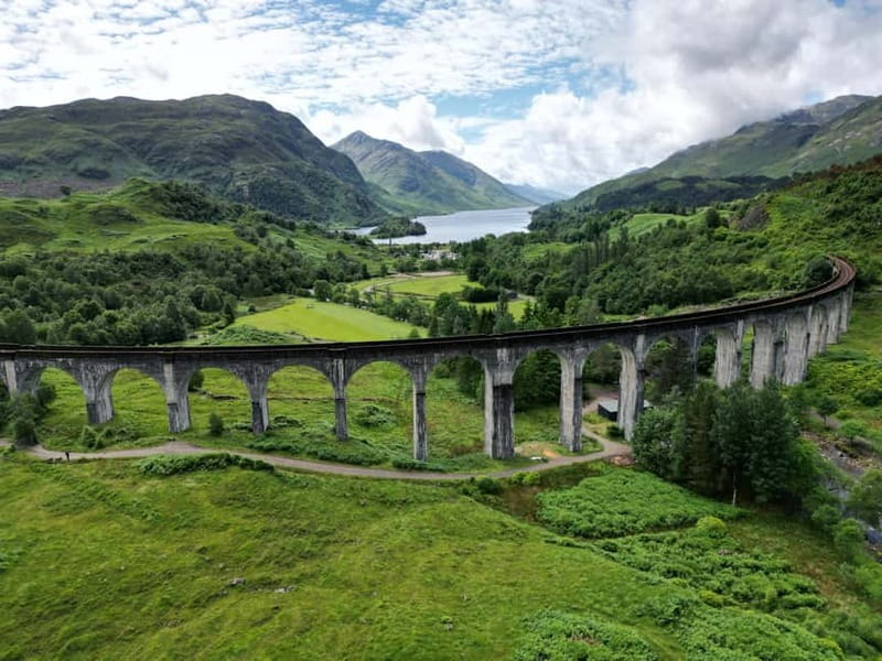 From Edinburgh: Glenfinnan Viaduct, Glencoe & Highlands Tour - The drive north, Kelpies and Stirling Castle on the way to the Highlands