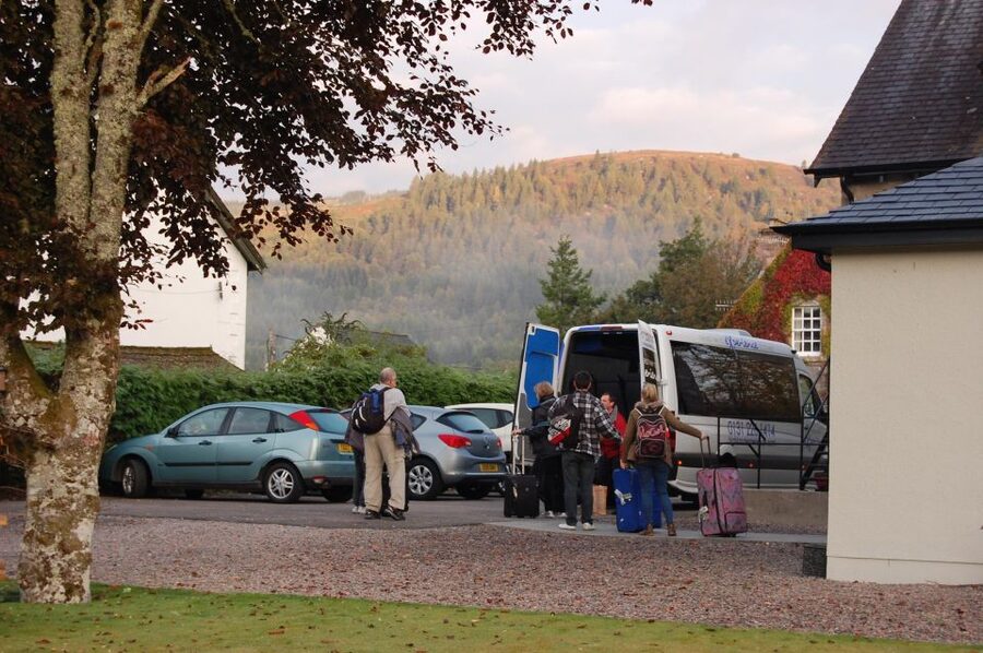 From Edinburgh: Isle of Skye and Hogwarts Express 4-Day Trip - Day 2: Eilean Donan area views to Isle of Skye, with time to settle in