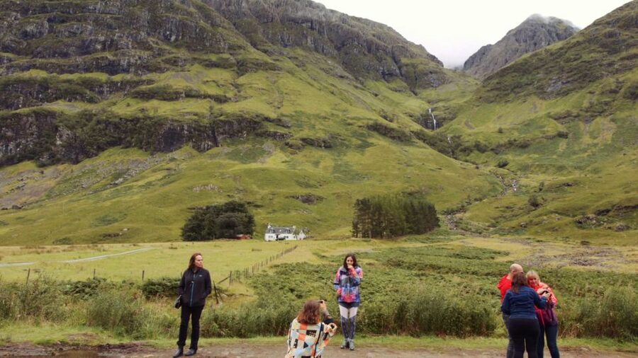 From Edinburgh: Loch Ness and Highlands Tour in Spanish - Rolling out of Edinburgh, then straight into Stirling and Trossachs